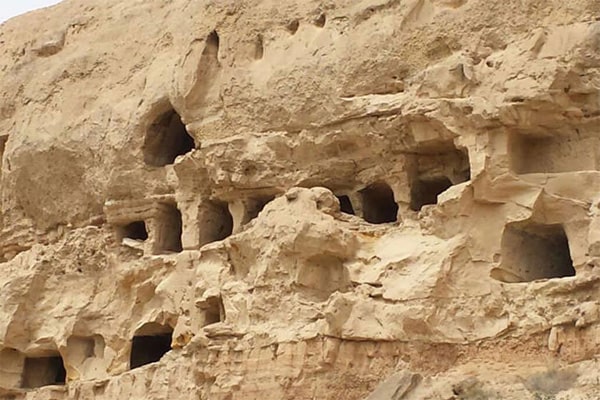 غار چهل خانه در دشستان
